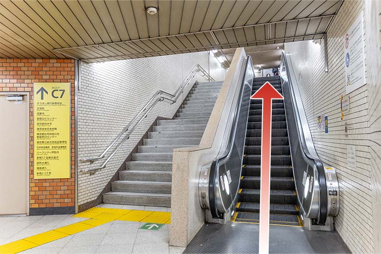 エスカレーターまたは階段で地上へ上がります。