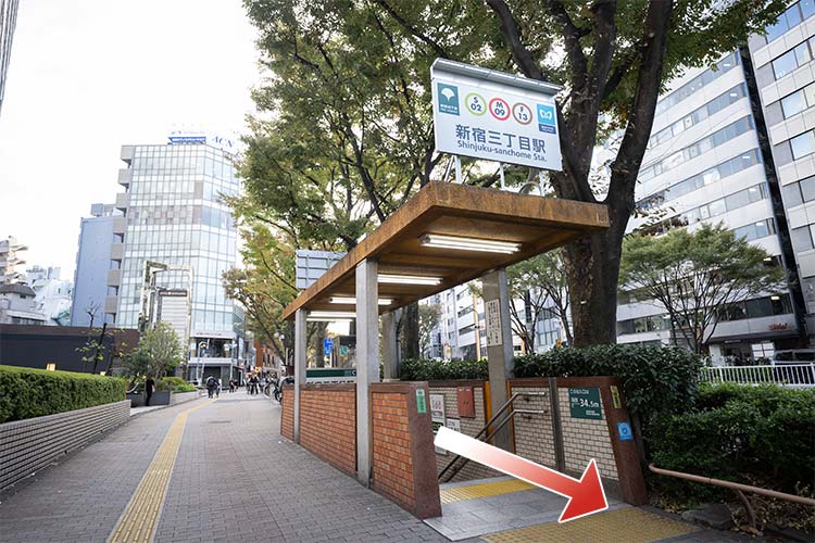 C7出口を出たら、四谷警察署 御苑大通交番方面へ直進します。