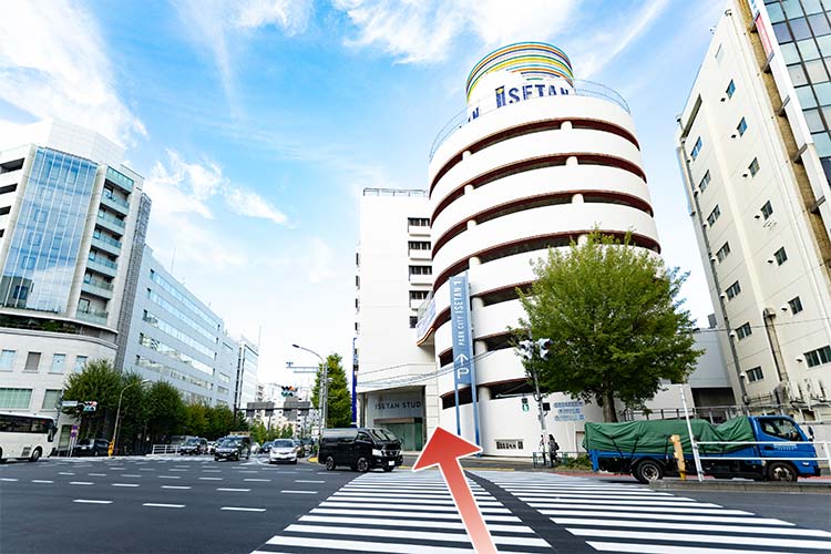 四谷警察署 御苑大通交番を通過し、Isetan Studio 側へ横断歩道を渡ります。