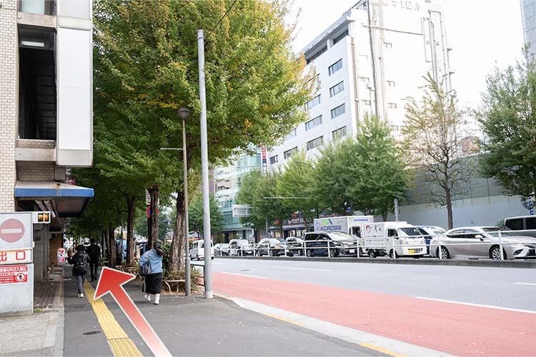 横断歩道を渡ったら右折し、Isetan Studio を左手に見ながら進みます。